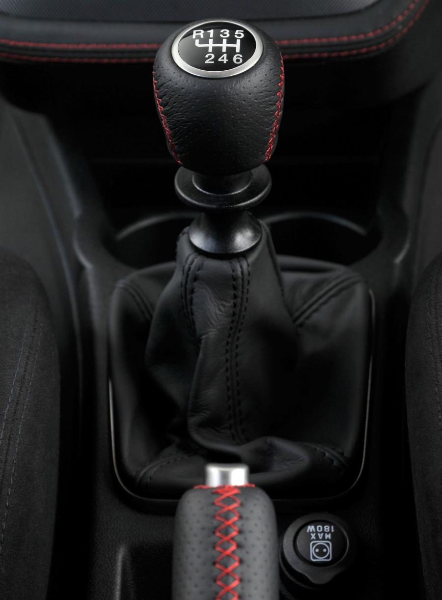 Детали интерьера Abarth Grande Punto (199) 2008 года  (UK) (фото 24 из 29)